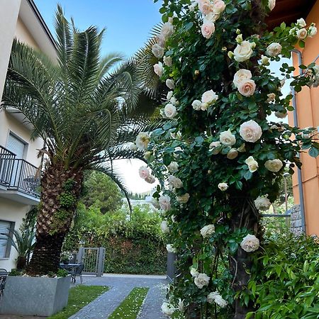 Villa Phoenix - Lake Apartments Riva del Garda Kültér fotó