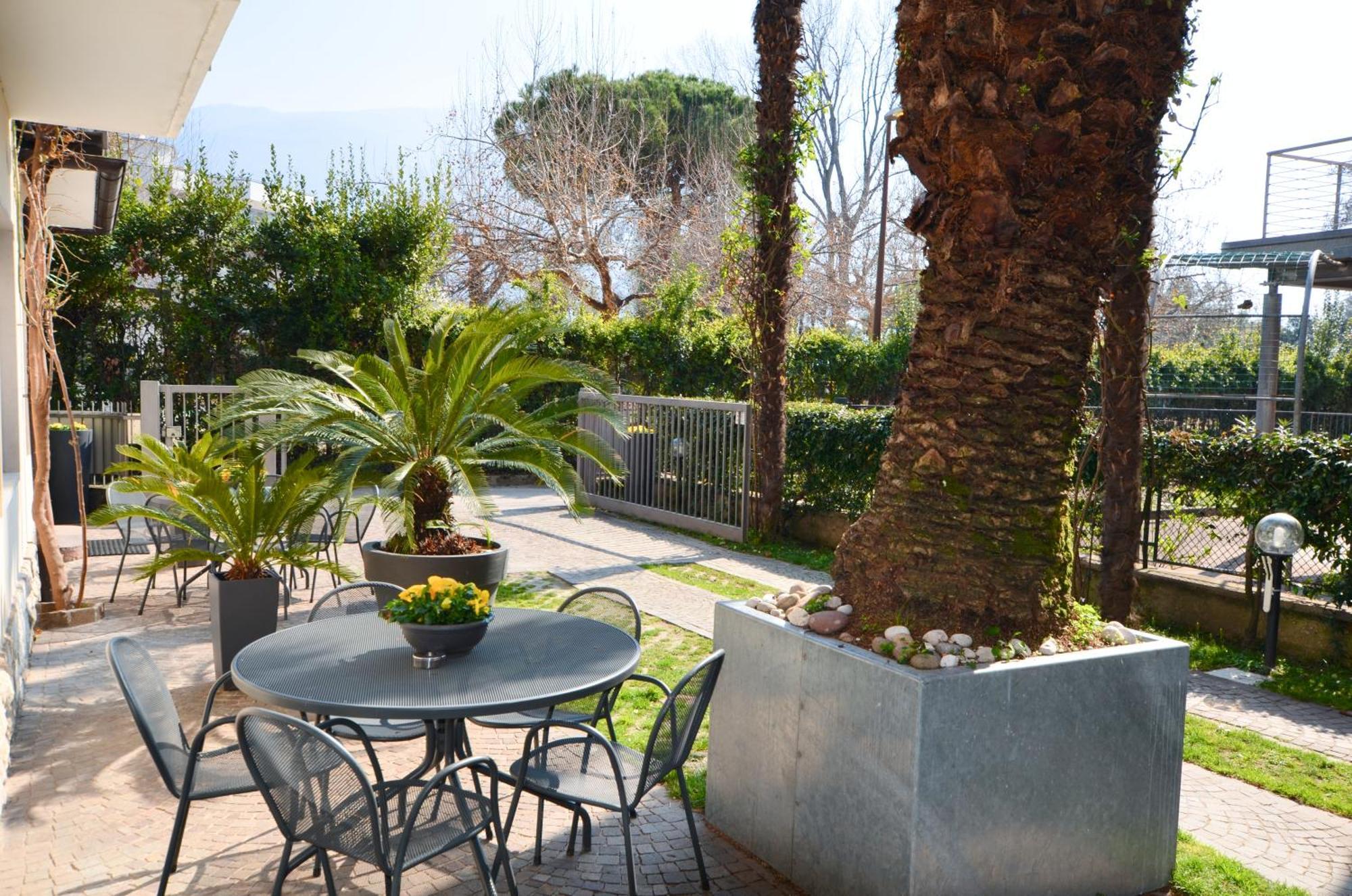 Villa Phoenix - Lake Apartments Riva del Garda Kültér fotó